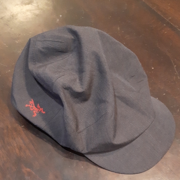 Arc'teryx Charcoal Gray/(Carbon Copy) Quanta Hat with Red Logo - Picture 3 of 7